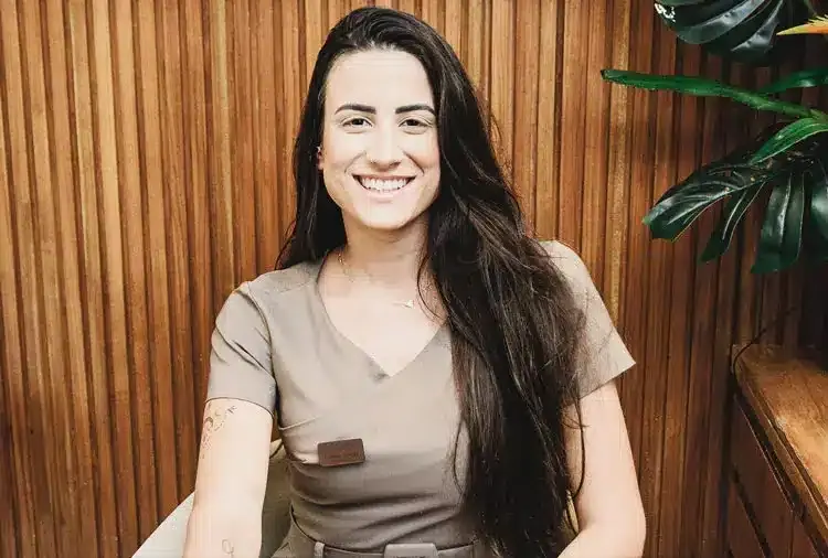 Recepção da clínica com poltrona e plantas